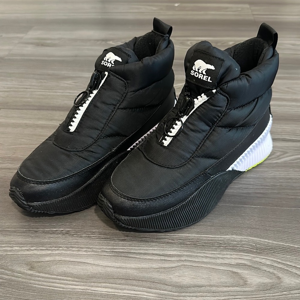 Sorel Waterproof Sneaker- never worn